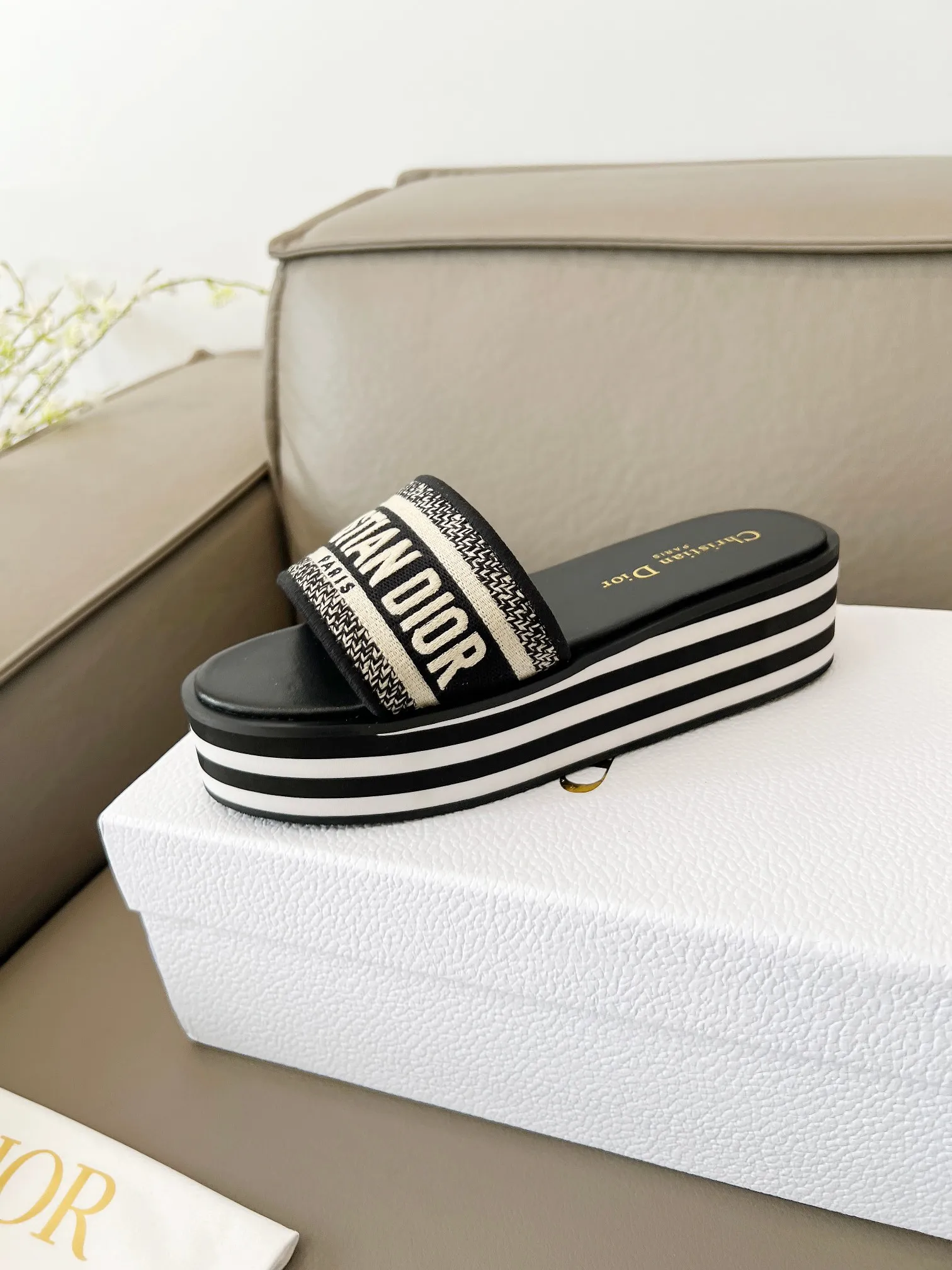 👟👟Ex-factory price 460👟👟 Dior's new spring and summer IVIETA DWAY jelly-colored flat-soled one-slip women's shoes with CD letter logo three-dimensional embroidery thick-soled round-toe open-toe slippers. The original version is developed to be the top version on the market. It feels soft and delicate on the feet and is extremely comfortable. Material: Upper imported raffia electric embroidery high-temperature water-soluble cotton technical fabric + water-dyed cowhide foot lining + original consistent combination outsole Outsole: original outsole Size: 35-42 (40.41.42 custom-made, non-refundable and non-exchangeable)